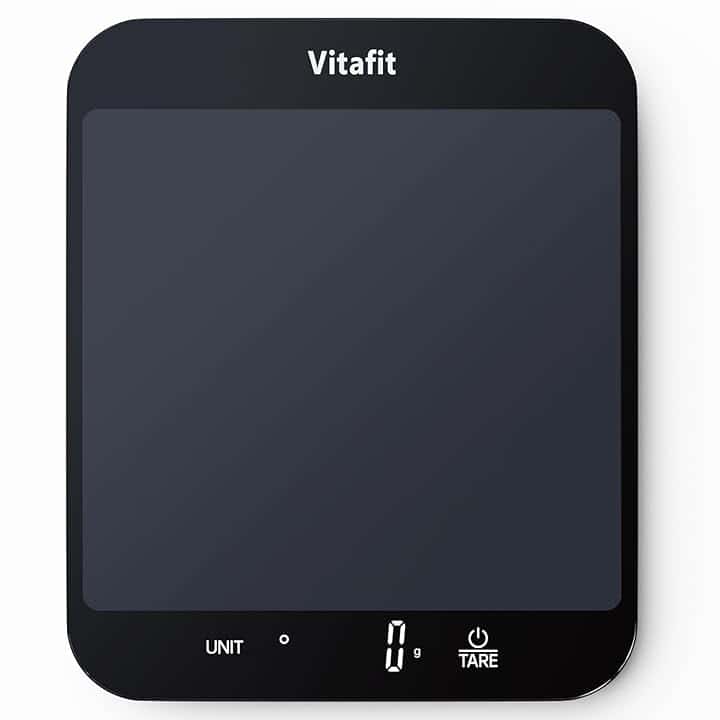 Vitafit 15kg Bilancia Cucina Digitale, Alta Precisione 1g dalla Nostra Fabbrica Professionale Dal 2001, Bilancia Alimentare per Cucinare e Cuocere, Piattaforma Grande 215x180mm, 3 Catterie AAA, Nera