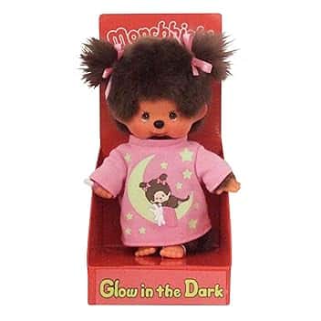 Sekiguchi 223732 - Originale Ragazza Monchhichi, in Peluche Marrone, con Camicia da Notte Rosa, Elementi Glow in The Dark e codini con Fiocchi, Alta Circa 20 cm