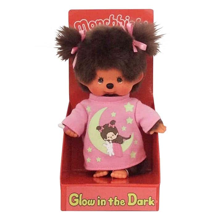 Sekiguchi 223732 - Originale Ragazza Monchhichi, in Peluche Marrone, con Camicia da Notte Rosa, Elementi Glow in The Dark e codini con Fiocchi, Alta Circa 20 cm