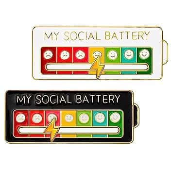 Azwood Distintivo a forma di batteria sociale regolabile, 2 pezzi, spilla smaltata divertente con batteria sociale, spilla divertente per l'umore sociale, spilla per 7 giorni, simpatica e creativa