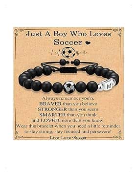 KONFEN Bracciale da Calcio in Pietra Naturale con Iniziale M/L, Con Carta Regalo, Regolabile, Regalo da Calcio per Appassionati, Regali di Gioielli per Ragazzi, Bambini, Ragazze e Donne