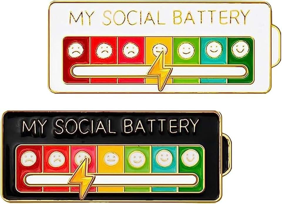 SLIVERBA Batteria Sociale Pin, 2 Pezzi Divertente Spilla per L'Umore Interattivo per 7 Giorni, Smalto Badge Nizza Spilla Gioielli (Bianco + Nero)