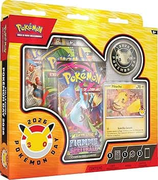 Collezione Pokémon Day 2026 del GCC Pokémon (una carta promozionale olografica, una moneta e tre buste di espansione), Edizione in Italiano